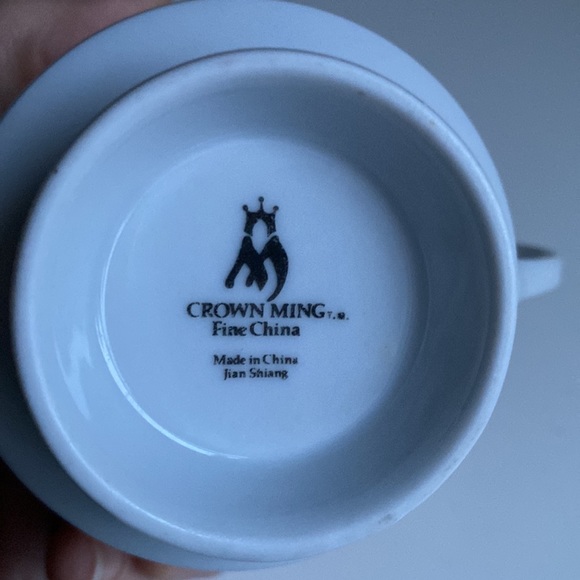 White teacup with white lace pattern - Picture 3 of 3